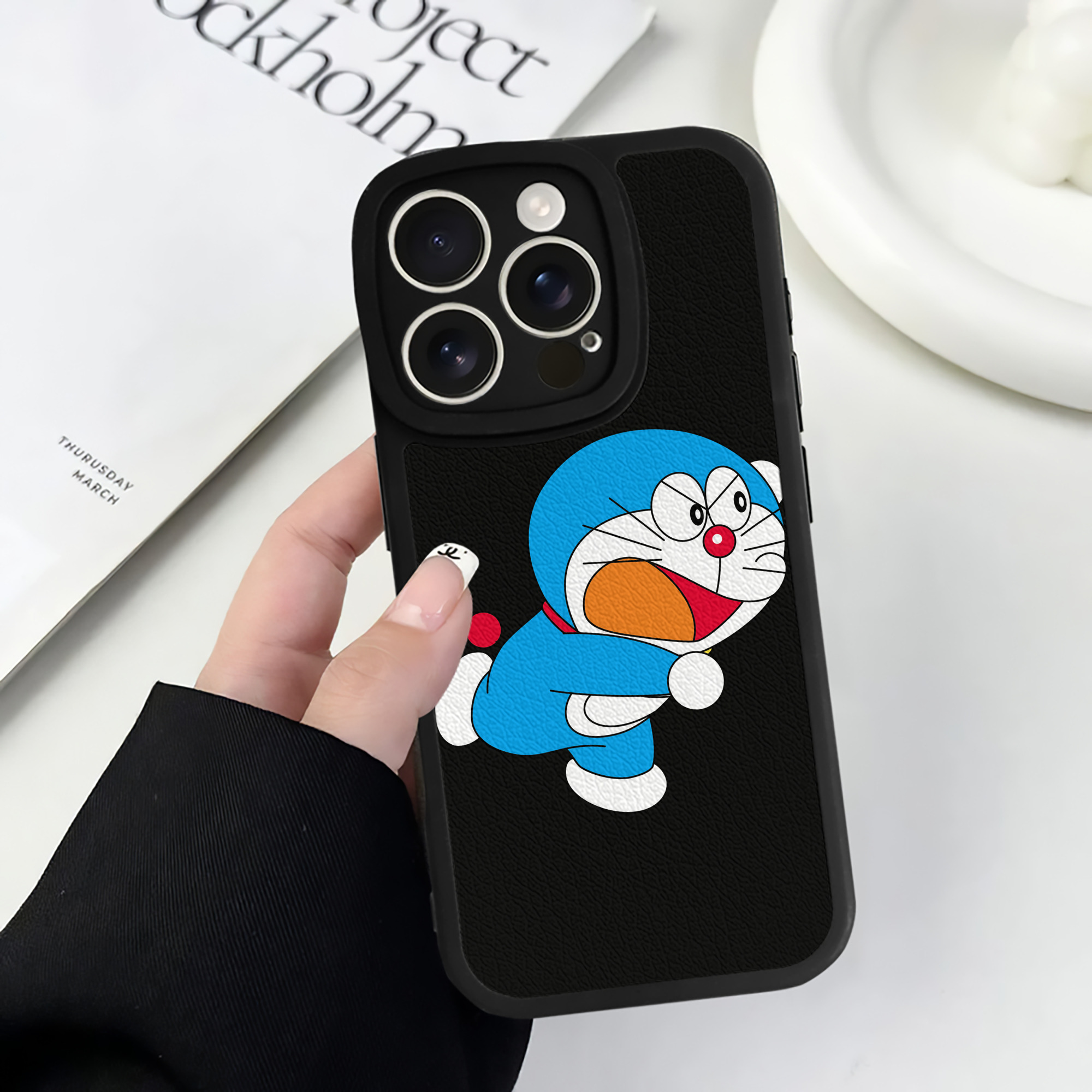 （画像用） ドラえもん Doraemon 【iPhone 16シリーズ対応】シリコンスマホケース（レザー調） 材質：シリコン